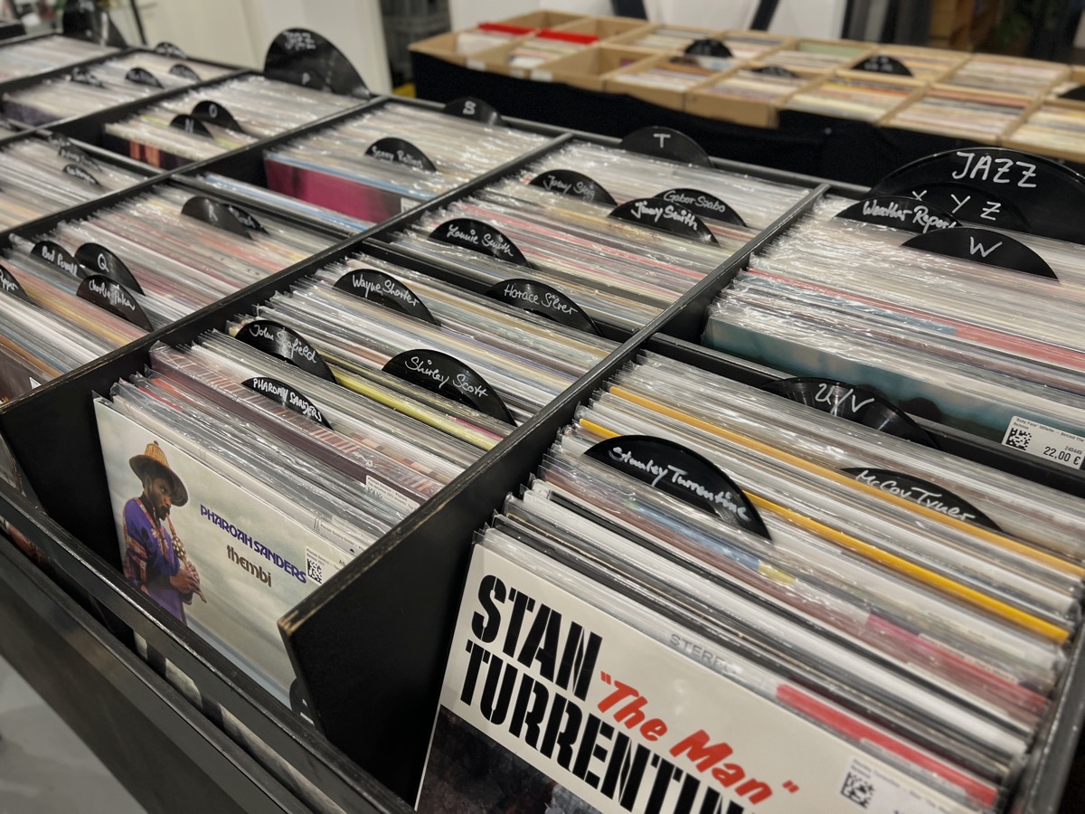 Blick auf die Auslagen mit Schallplatten