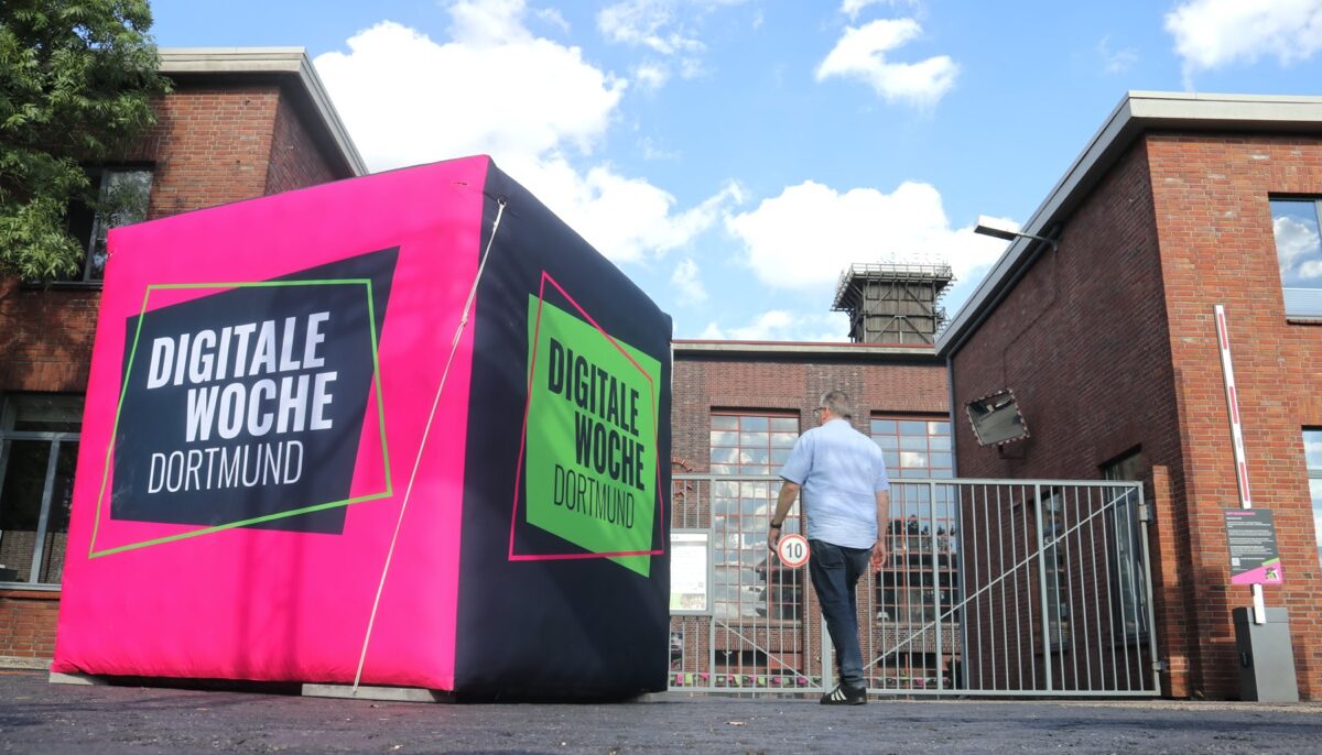 Aufgeblasener Kubus mit Werbungsaufdrucken für die Digitale Woche auf der Kokerei Hansa