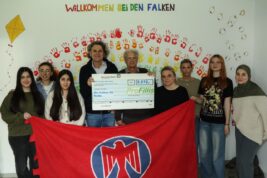 Symbolische Scheckübergabe