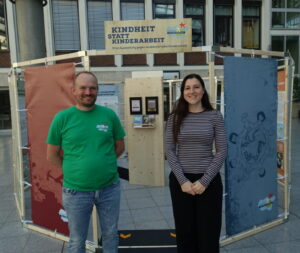 Ein Mann und eine Frau stehen vor der Ausstellung.