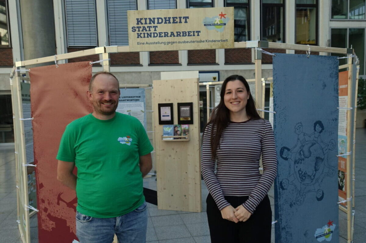Ein Mann und eine Frau stehen vor der Ausstellung.