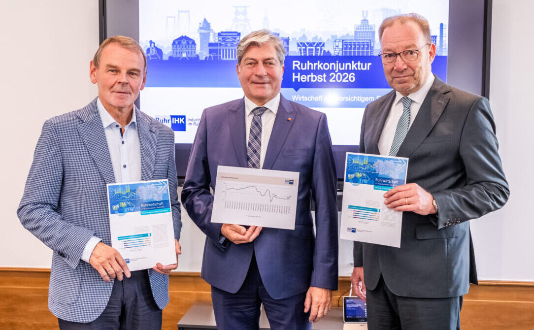 Drei Männer präsentieren den Ruhrlagebericht.