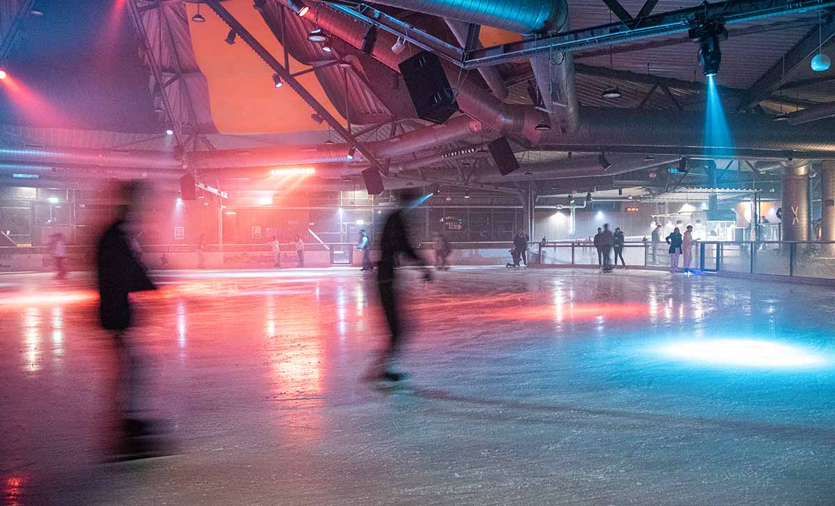 Blick in die Eishalle mit blickenden Lichtern