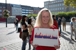 Bild zeigt: Susanne Edington hat für esbrennt.com zur Versammlung aufgerufen.
