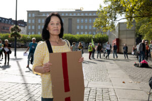Bild zeigt: Angelika Temiszewski von der Tierschutzpartei unterstützt die Veranstaltung