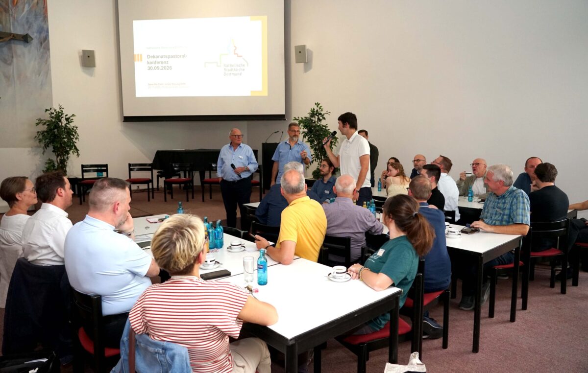 Menschen, die einer Präsentation lauschen.