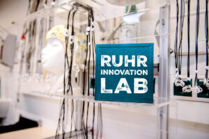 Blick in ein Labor mit dem Logo des Ruhr Innovation Lab.