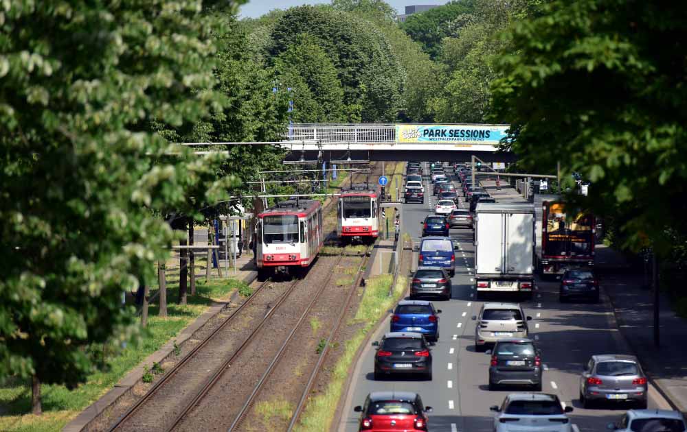 Blick auf den Verkehr auf Straße und Schiene