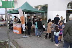 Kinder und Jugendliche warten auf ihre Zuckerwatte.