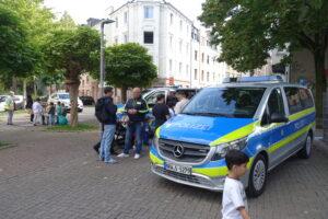 Polizist:innen im Gespräch mit Bürger:innen.