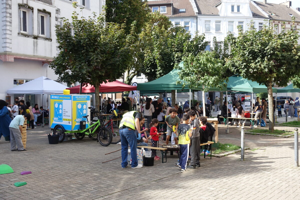 Viele Menschen an den Ständen des Festes.