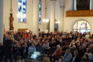 Viele Menschen in einer Kirche