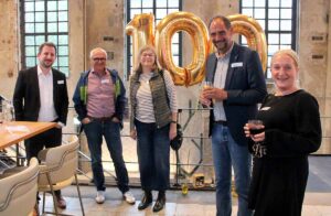 Gruppenbild mit einer goldenen 100