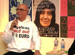 Ein Mann spricht ins Mikrofon.