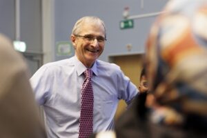 Im Audimax der TU Dortmund erzählte Prof. Richard R. Schrock, Nobelpreisträger für Chemie 2005, von seiner Arbeit zur Olefinmetathese und nahm sich anschließend Zeit für persönliche Gespräche mit dem Publikum.