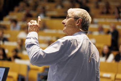 Für die „Entwicklung der Metathese-Methode in der organischen Synthese“ erhielt Richard R. Schrock 2005 gemeinsam mit Yves Chauvin und Robert H. Grubbs den Nobelpreis für Chemie. Bei der „Initialzündung“ sprach der renommierte Chemiker über seine Forschung.