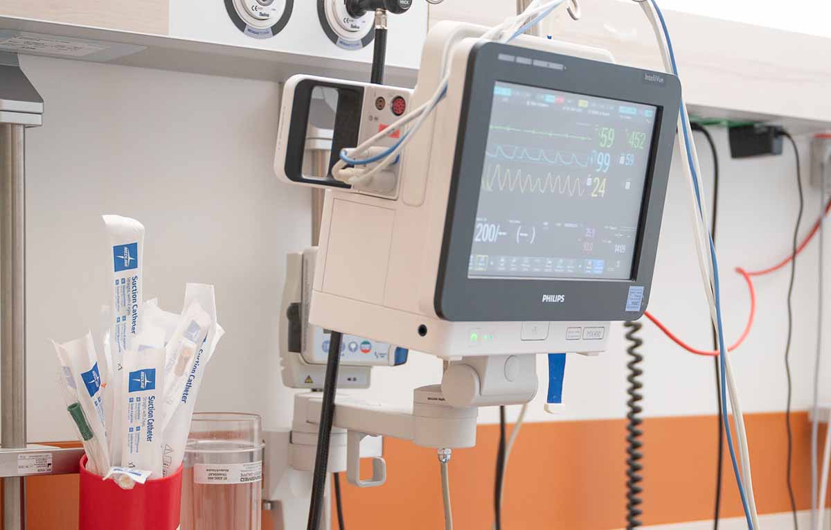 Blick auf ein Intensiv-Bett in der Stroke Unit