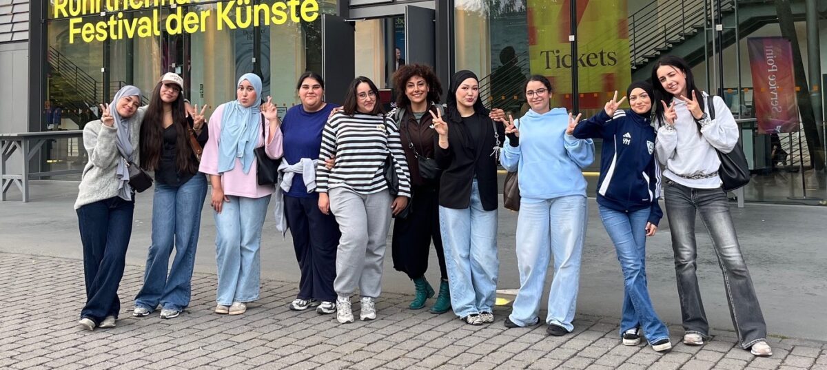 Zehn junge Frauen posieren für ein Gruppenfoto.