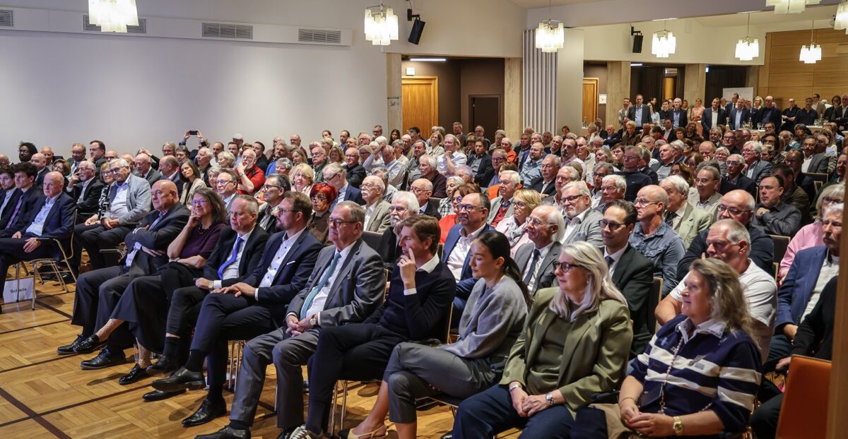 Blick in den voll besetzten Saal