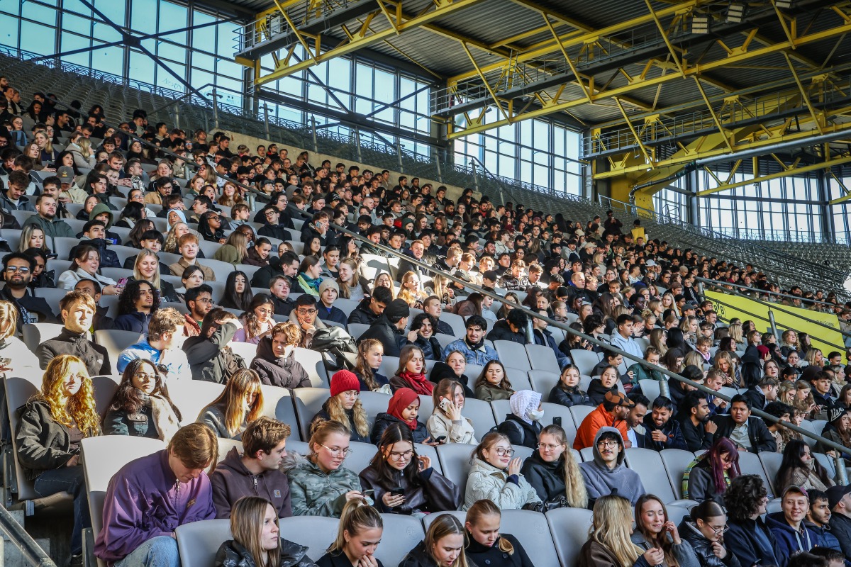 Blick auf eine voll besetzte Tribüne