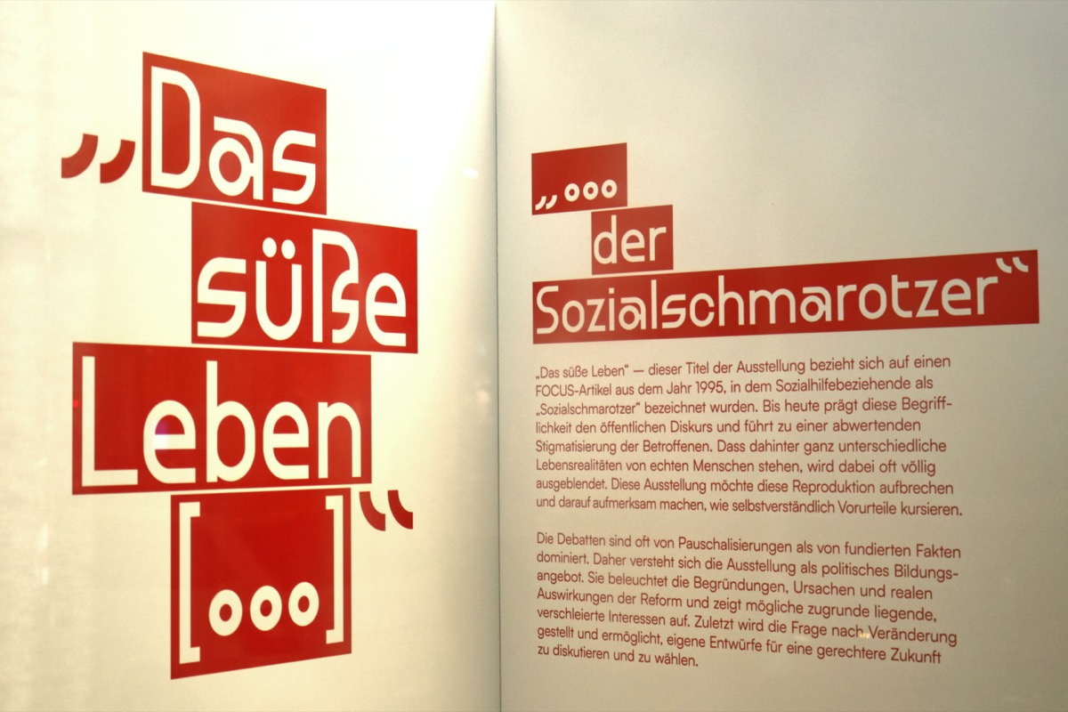 Aufstellen in einer Ausstellung mit der Aufschrift * Das süße Leben der Sozialschmarotzer *