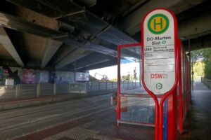 Strassenbahnhaltestelle unter einer Autobahnbrücke