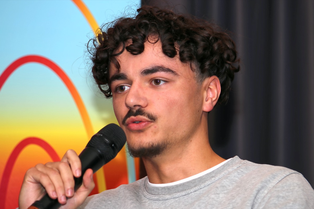 Junger Mann mit Mikrofon