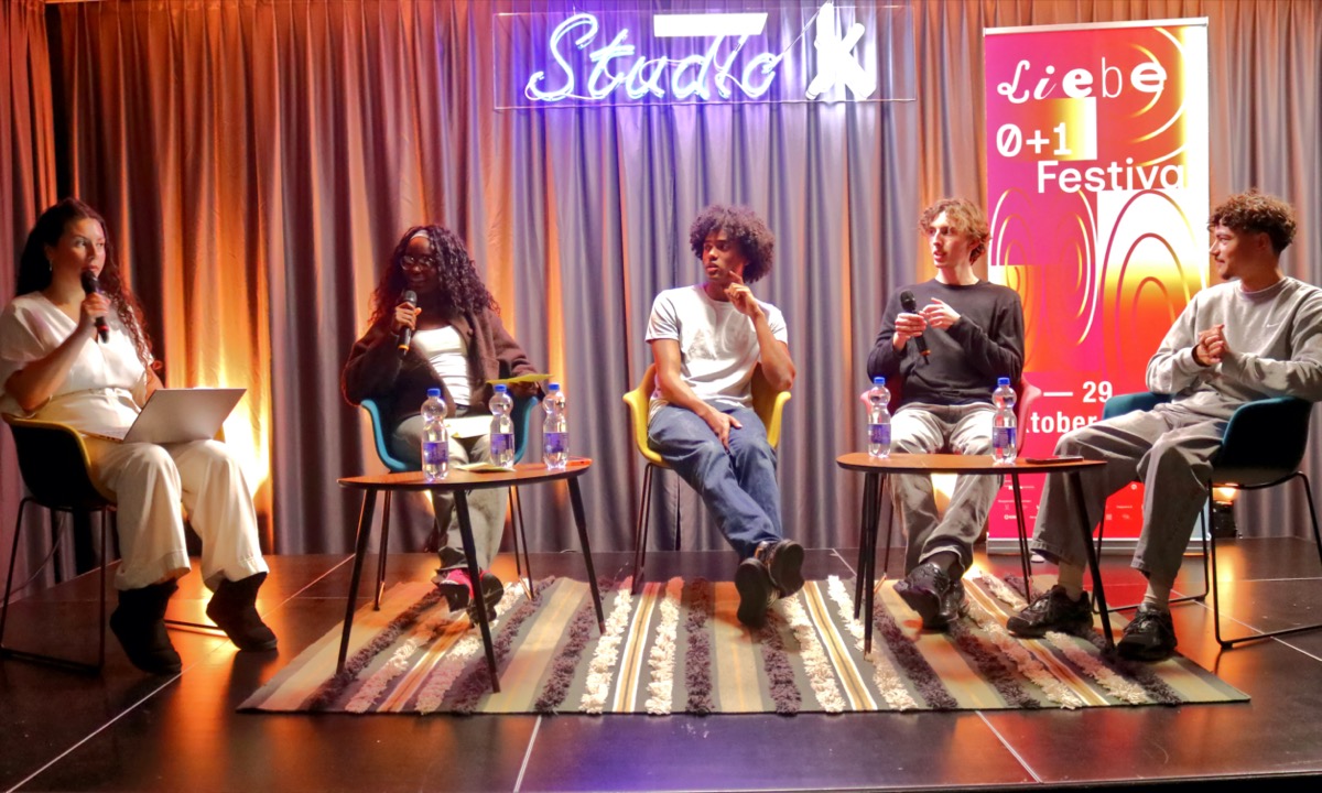Fünf Personen auf einer Podiumsdiskussion