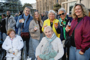 Sieben Frauen in einem Gruppenbild