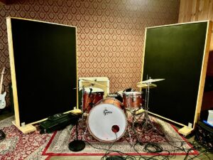 Das Drum-Set ist zu besseren Akustik mit Akustik-Stellwänden umgeben