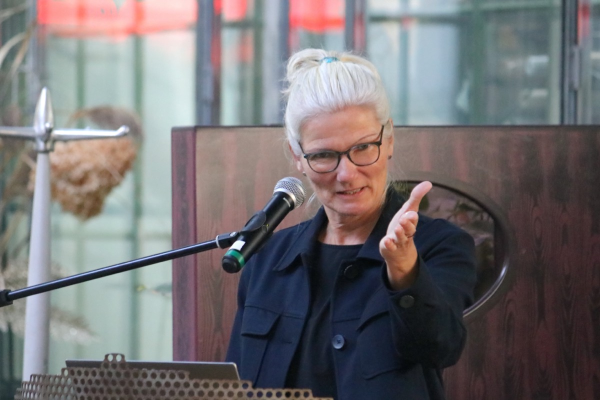 Frau am Rednerpult