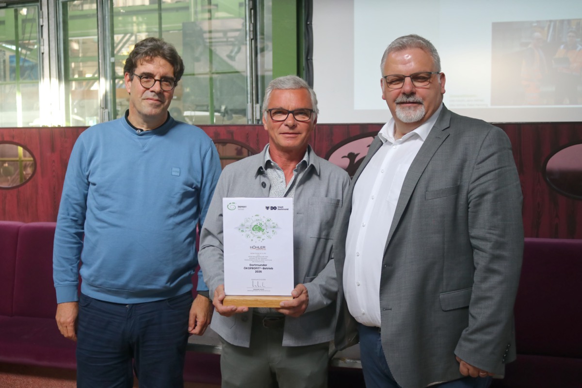 Drei Männer mit einer Auszeichnung