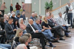 Oberbürgermeister Alexander Kalouti (CDU) im Publikum nach seiner Ansprache.