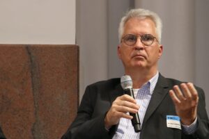 Mann mit Mikrofon