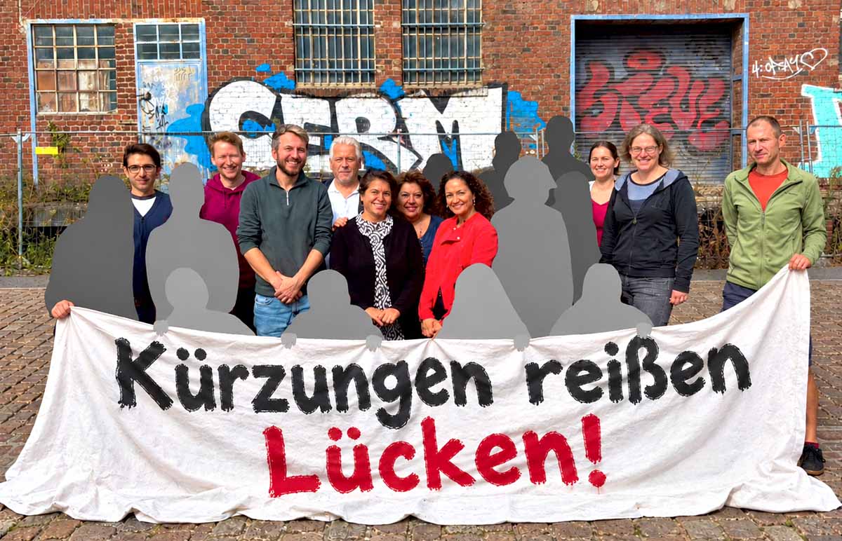 „Kürzungen reißen Lücken“ steht auf einem Transparent