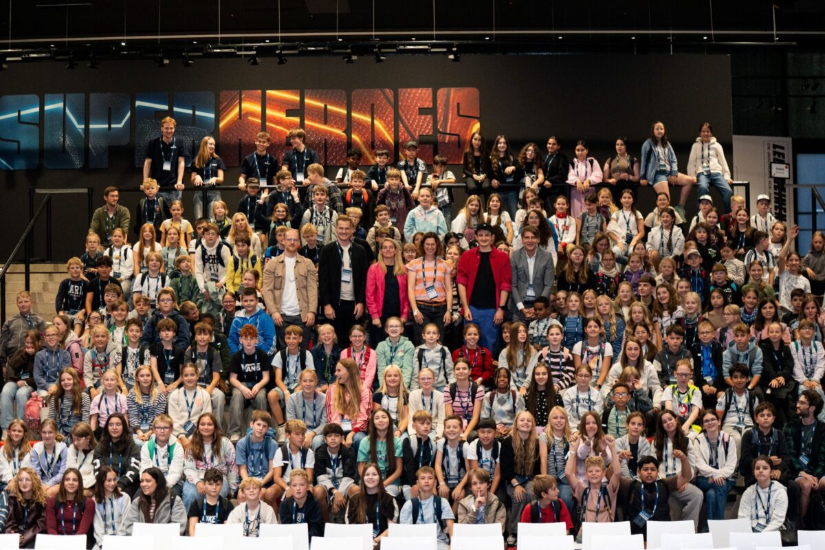 Auf dem Bild sieht man eine Gruppe von 250 Schüler: innen versammelt.