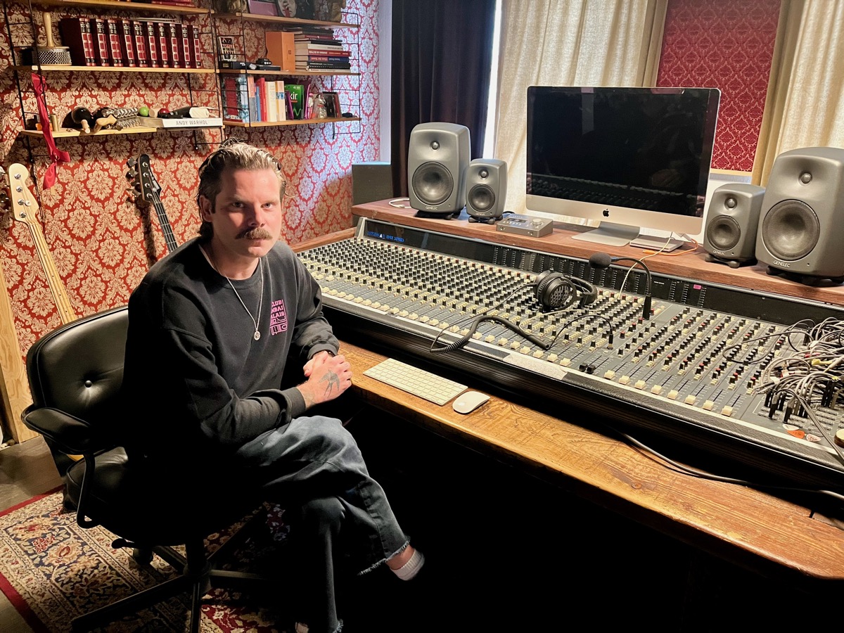Studioinhaber Menny in Mitte des großen Aufnahmeraums